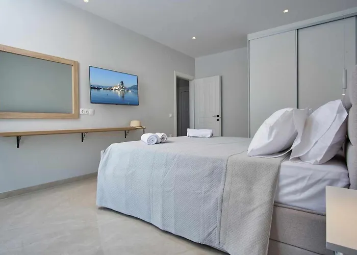 Mini Tsaros Villa